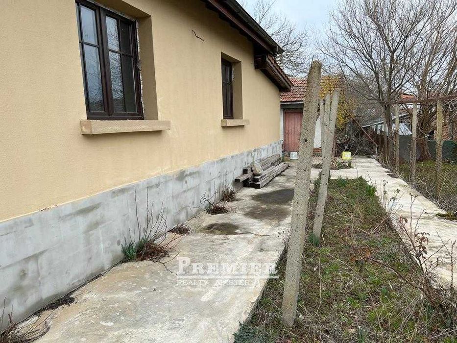 Нова, едноетажна къща в село Тръстиково на 25 км от Бургас