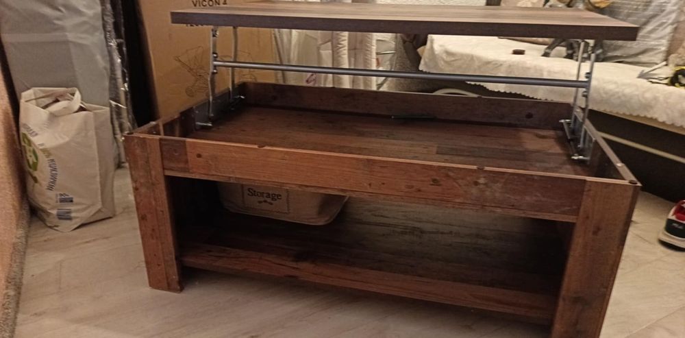 Продавам СКРИН 300лв и маса с повдигащ механизъм 130лв