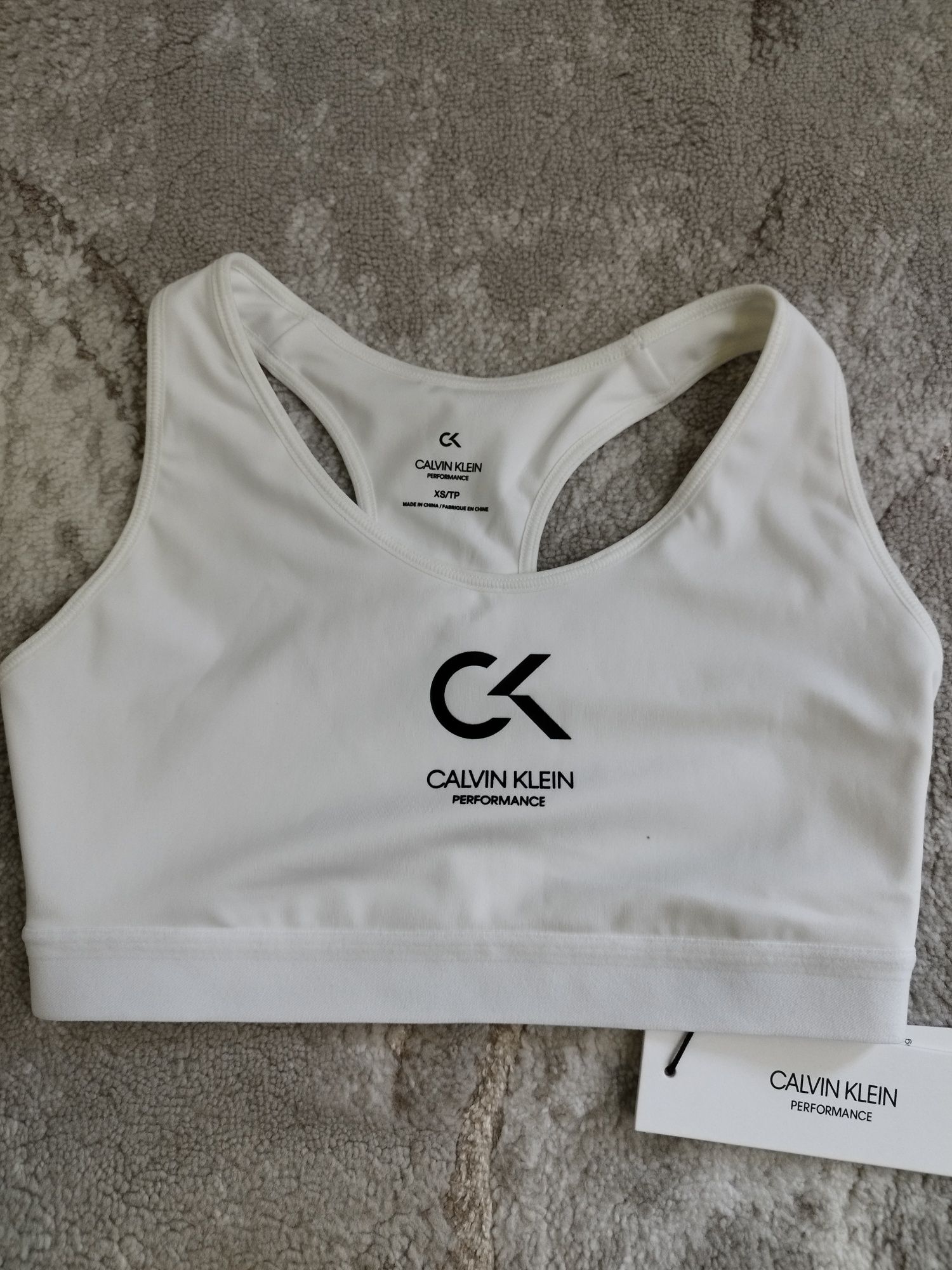 Оригинални спортнu сутиени на Calvin Klein, Nike и Under Armour.