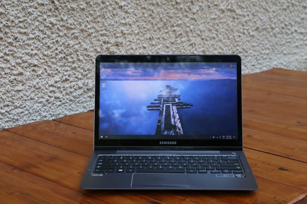 Лаптоп Самсунг с 12 гб РАМ с32 SSD  512 HDD за данни с тъчскрийн 13"