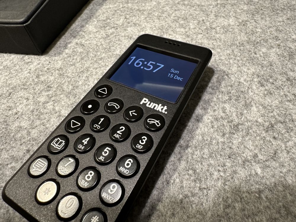 Продавам телефон Punkt. MP02 2nd. Gen.  и зарядна станция Punkt. UC01