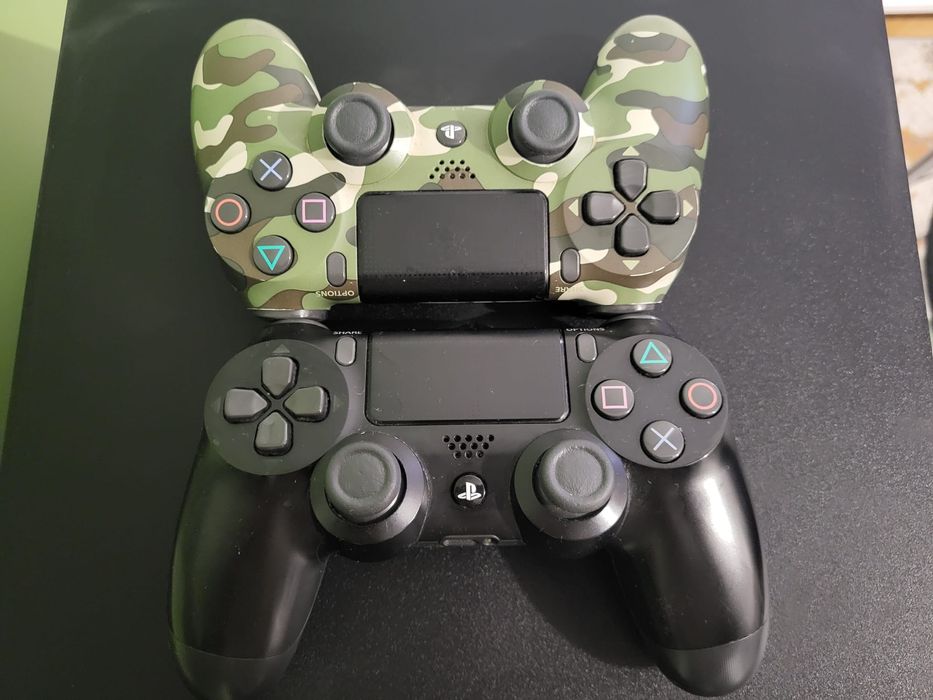 PS4, 1TB +2 controllere si jocuri