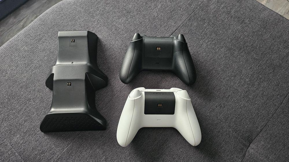 2бр Xbox (X, S) контролери+зарядна станция Venom