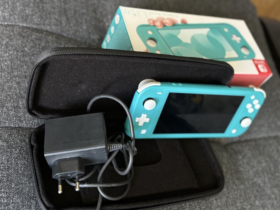 Nintendo Switch Lite. In cutie - cu toate accesotriile originale