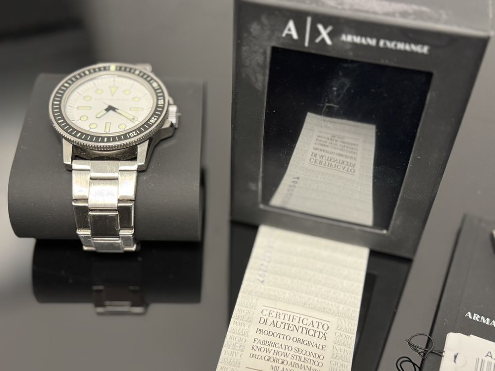 Продавам мъжки часовник Armani Exchange с метална каишка
