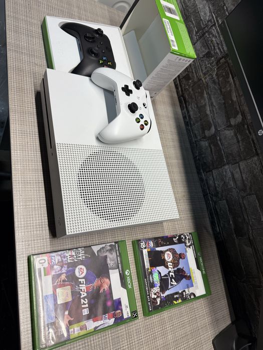 X Box one S / 1 тб с дойстиками и играми