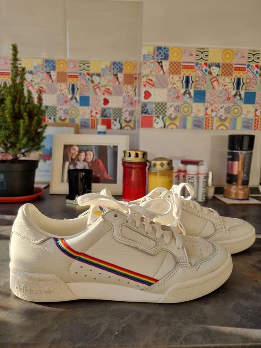adidasi, Adidas alb murdar