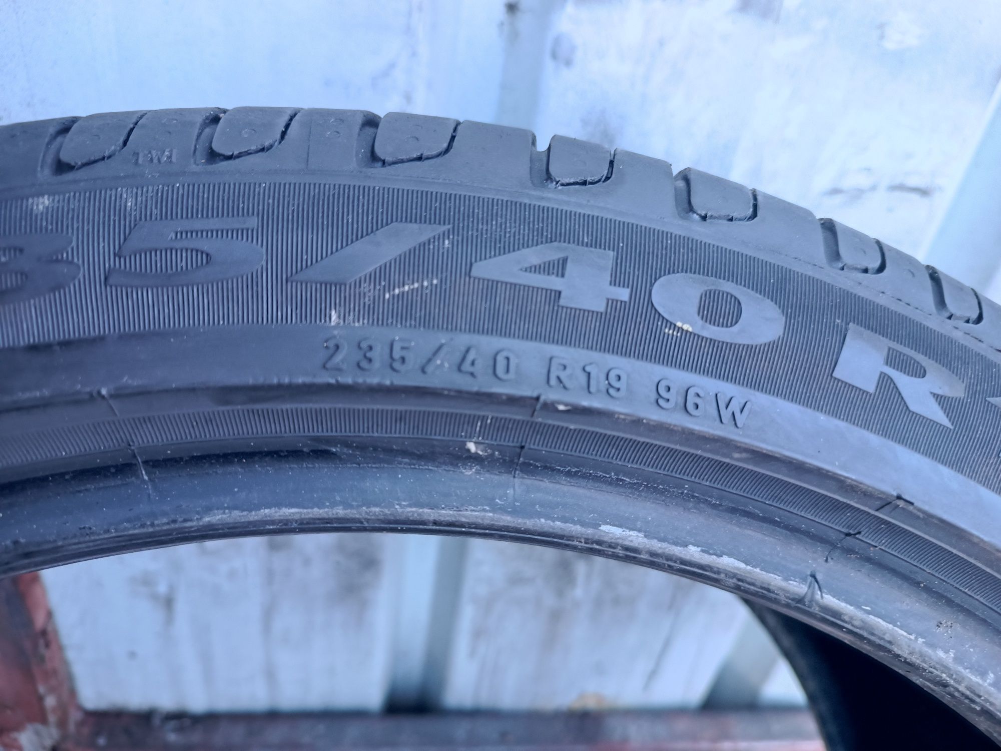 235/40/19 Pirelli Дот 5220