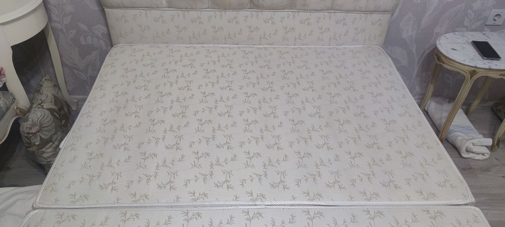 Тапицирана спалня с табла