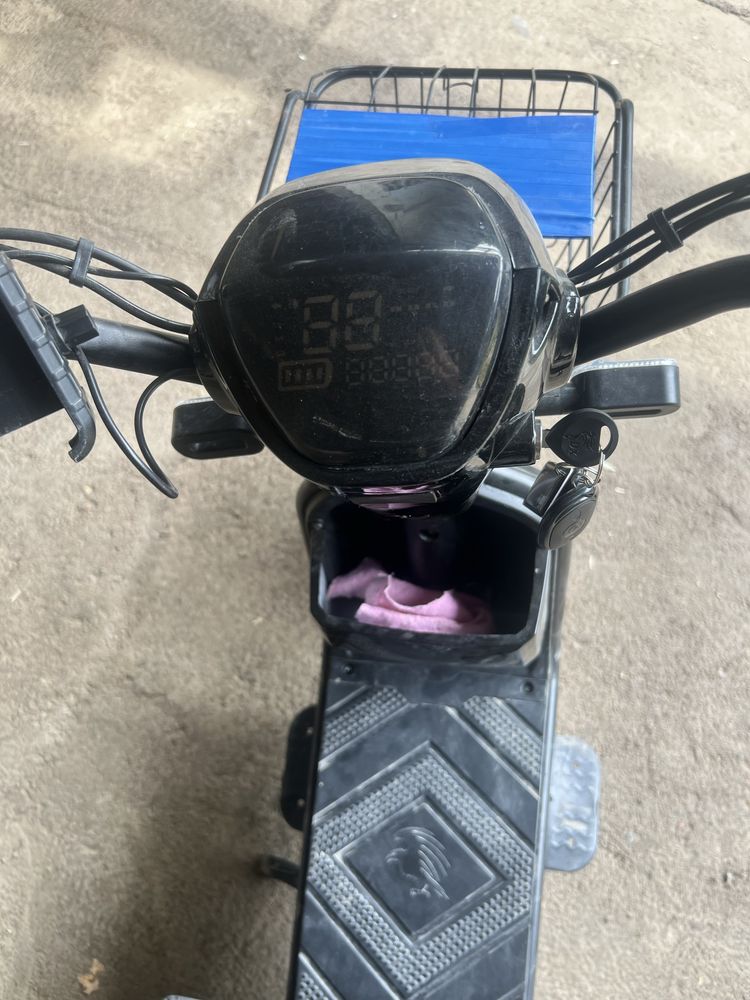 Skuter 50km yuradigan