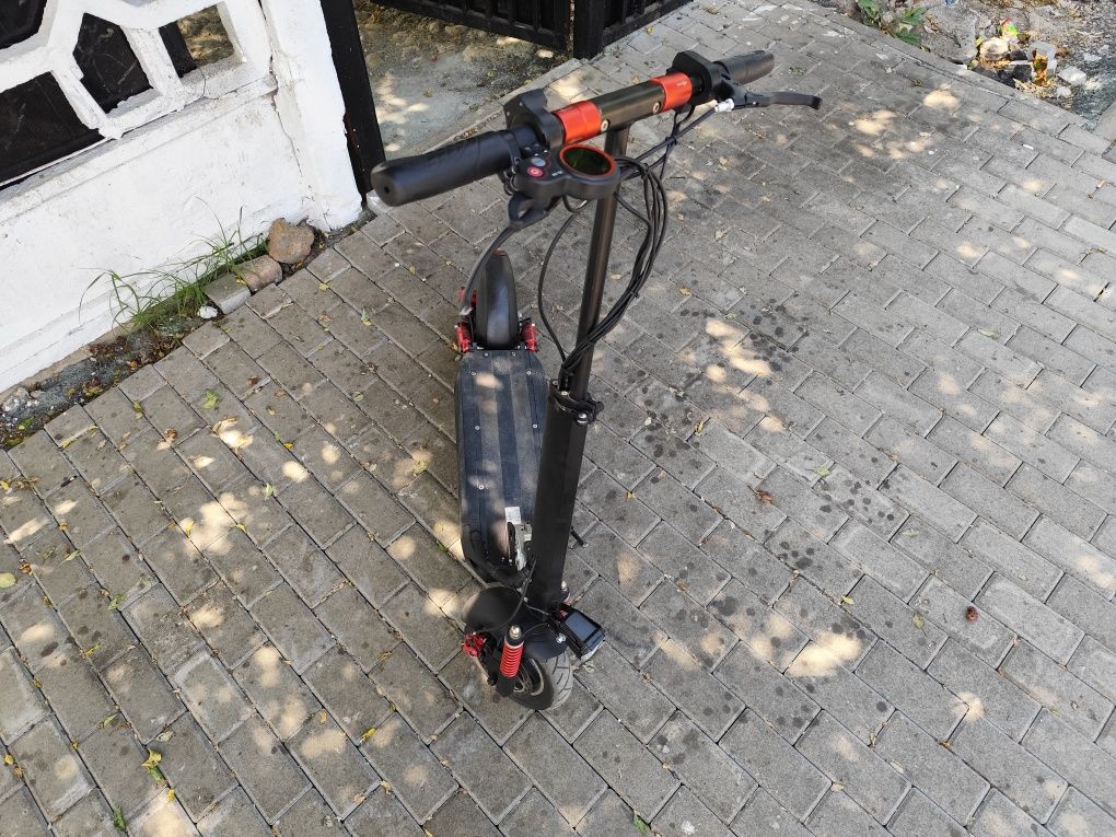 Vând sau schimb trotineta