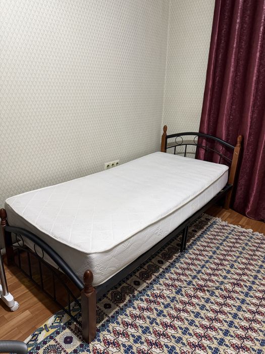 Кровать с матрасом - в хорошем состоянии