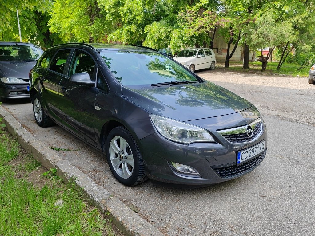 Opel Astra J 1.7CDTI 110к.с. 2011г.отличен