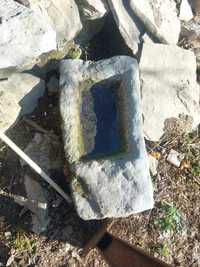 Каменни корита от дялан камък