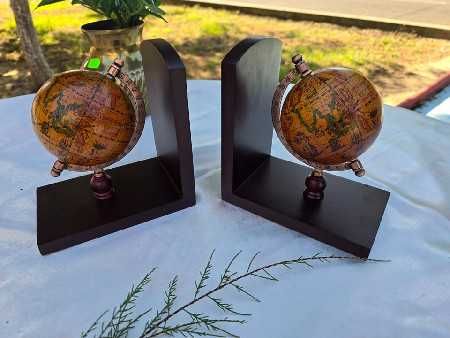 Suporți de cărți în forma de Glob pământesc,rotativi.