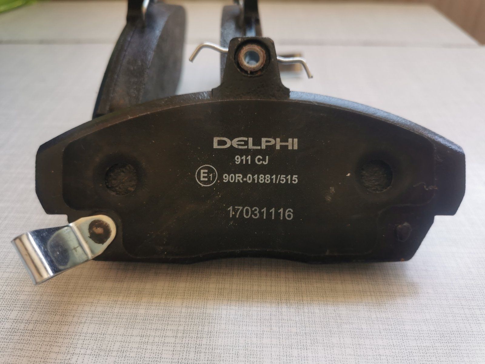 Чисто нови спирачни накладки Delphi LP911