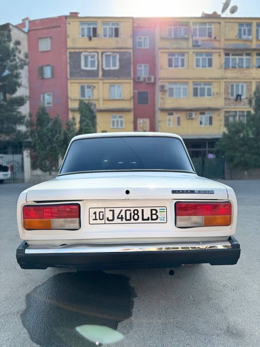 Lada Vaz 2107 oq rangda 2006 yil ishlab chiqarilgan metan gaz 90 litr