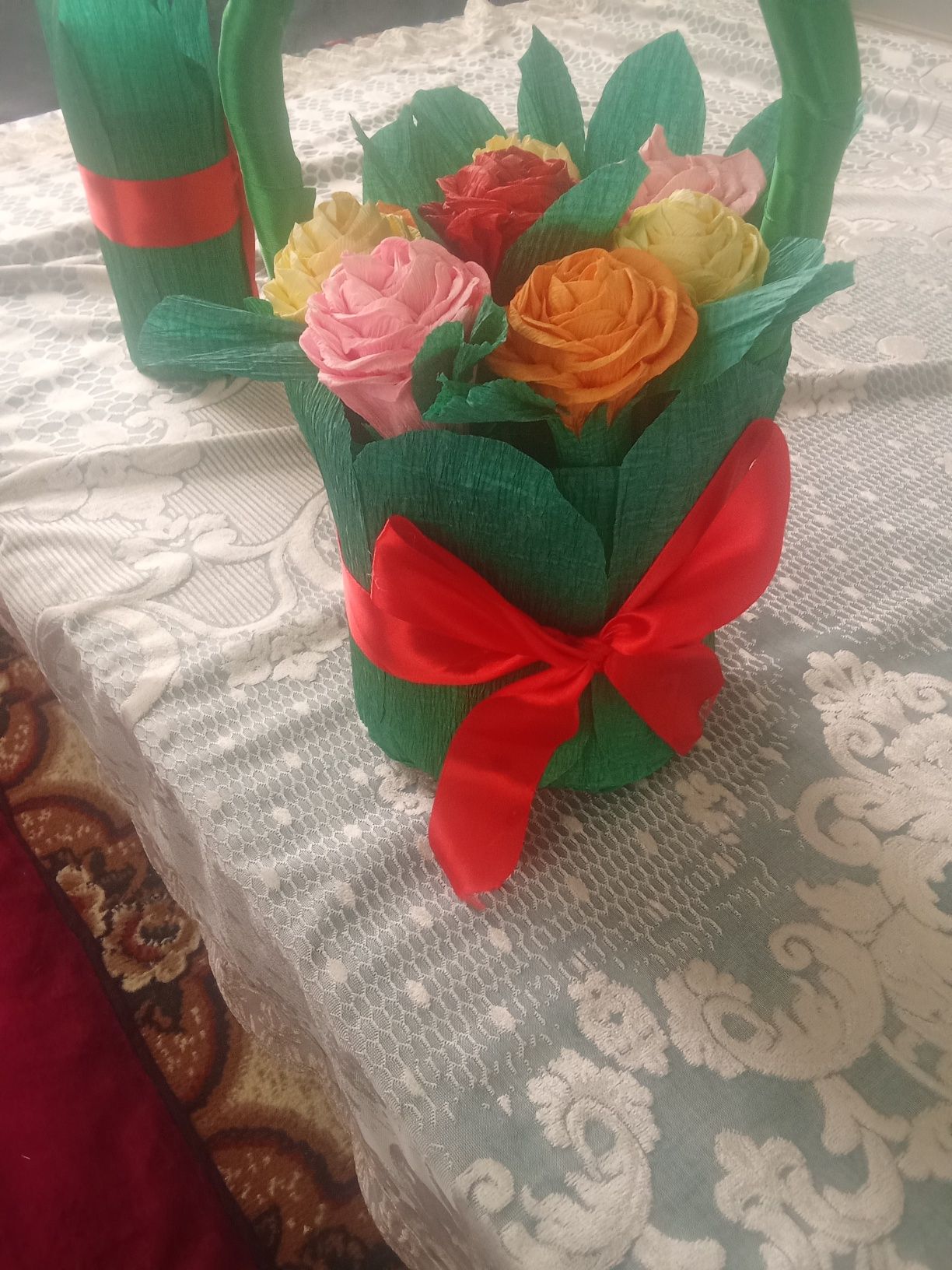 Suniy gullar turli qogʻozdan yasalgan