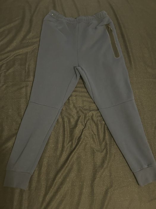 Vand pantaloni de nike tech pe culoare navy , nepurtati si originali