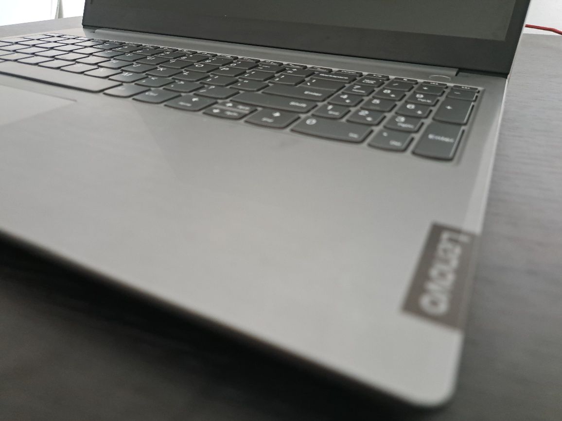 Vând sau schimb laptop Lenovo ThinkBook în stare excelentă, cu pc