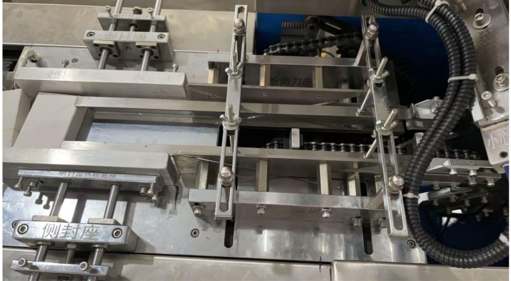 Полуавтоматический упаковщик с двухсторонней  заклейкой бумаги