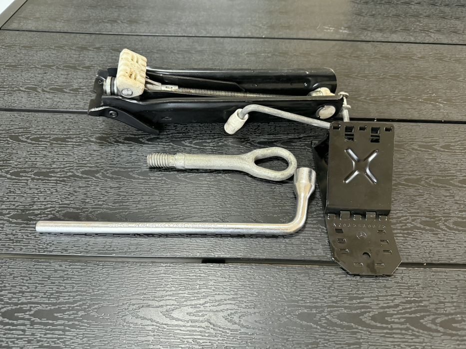 Kit pană mercedes cric cheie etc.