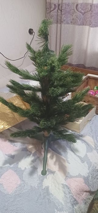 Ёлка искусственная с игрушками