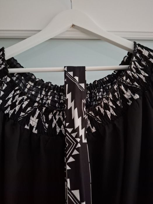 Rochie neagra cu model geometric