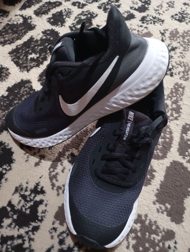 Маратонки Nike 36 номер