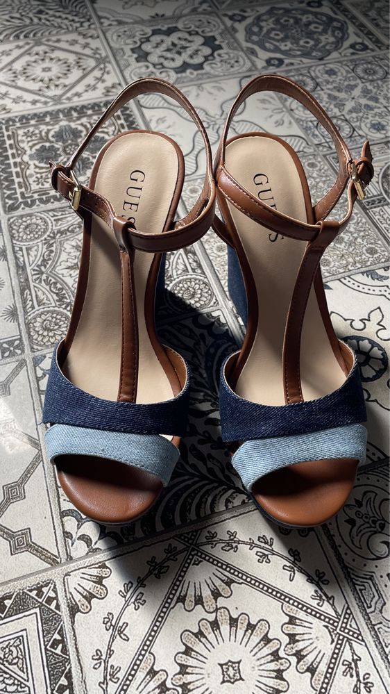 Маркови сандали Guess