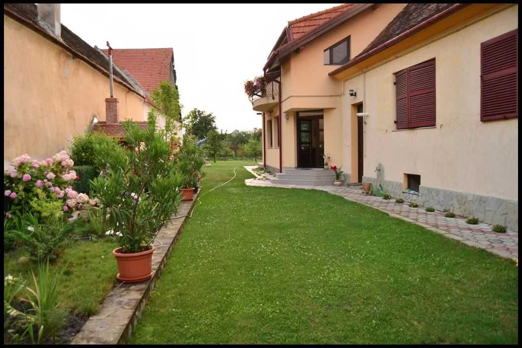 Închiriez casă în centrul orașului Râșnov utilată.