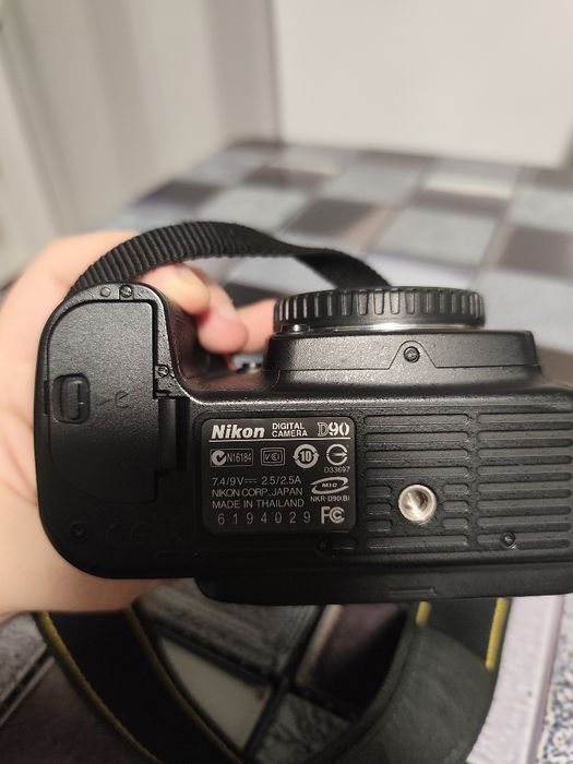 NIKON D90 + obiectiv AF-S 18-105mm