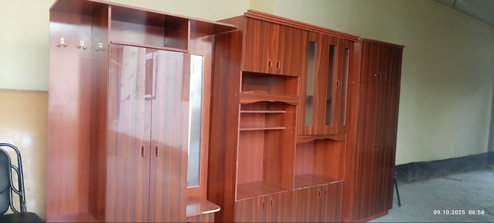 Stenka sotiladi juda yaxshi holatda yangidan farqi yoq