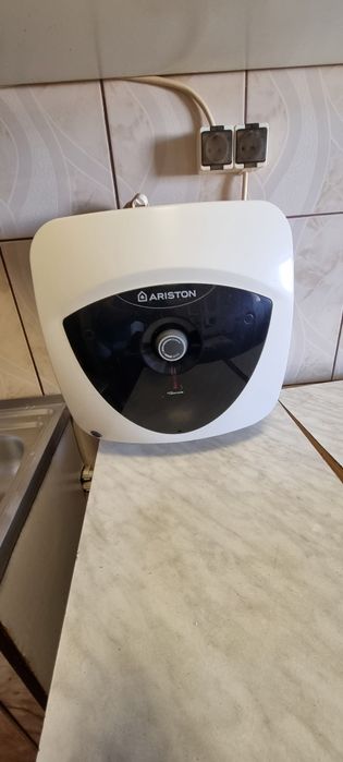 Vând boiler Ariston 15 l
