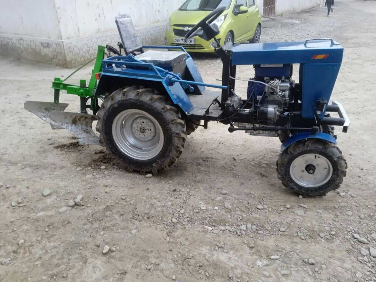 Mini traktor sotiladi