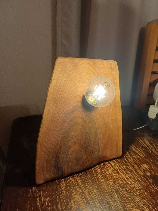 masute, candelabre, lumini de camera, etc, facute din lemn de nuc.