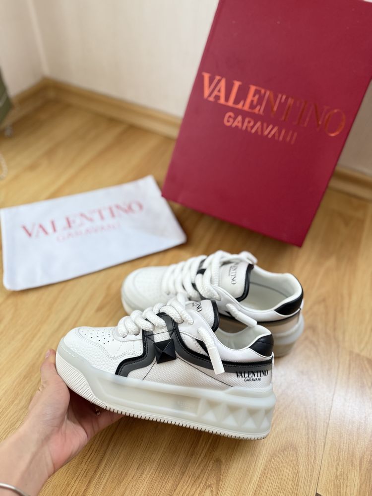 Valentino Garavani One Stud Low-Top Sneakers Маратонки 38 номер