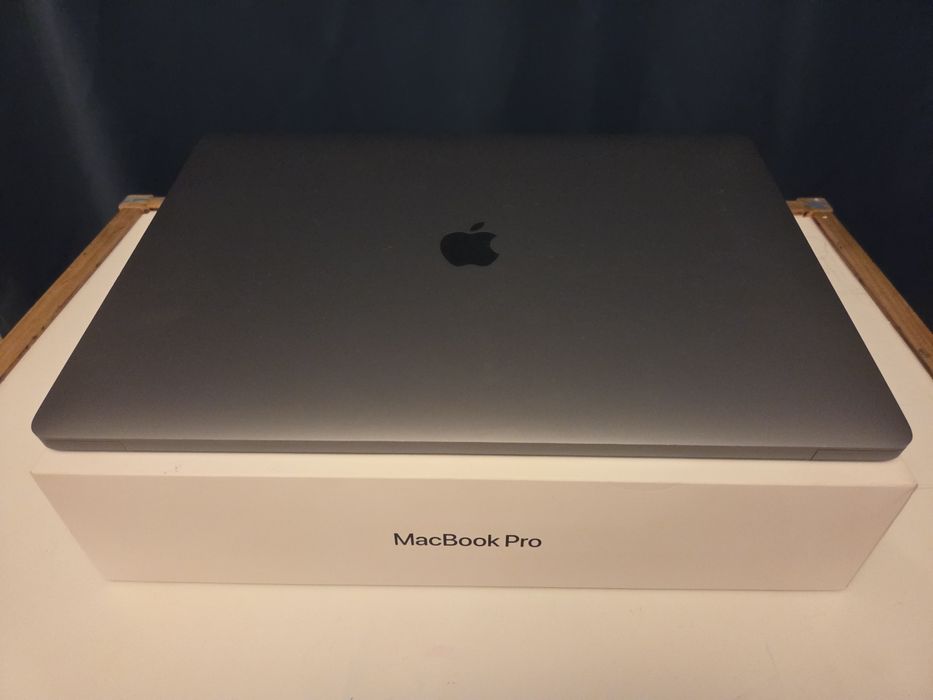 vând Macbook Pro M2