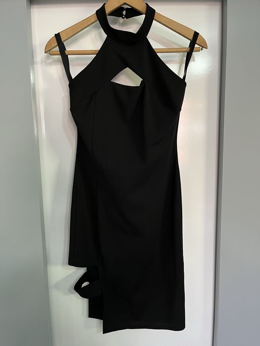 Къса черна рокля