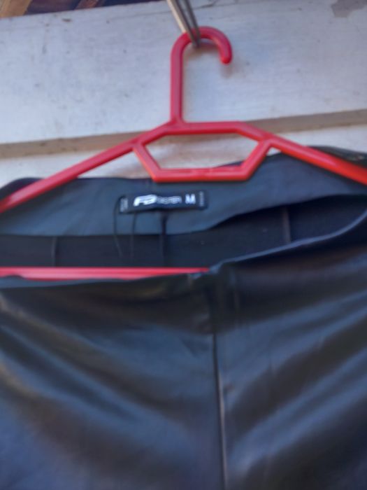 Vând pantaloni negrii din piele ecologica