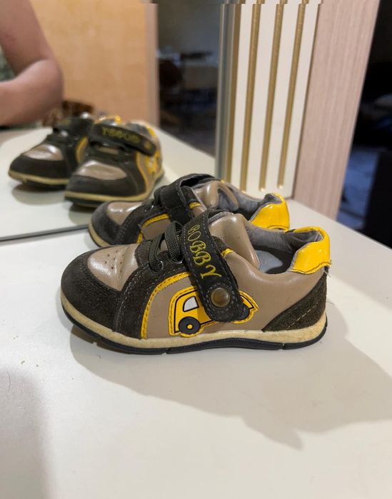 Продам детскую зимнюю весеннюю осеннюю обувь 21 и 22р