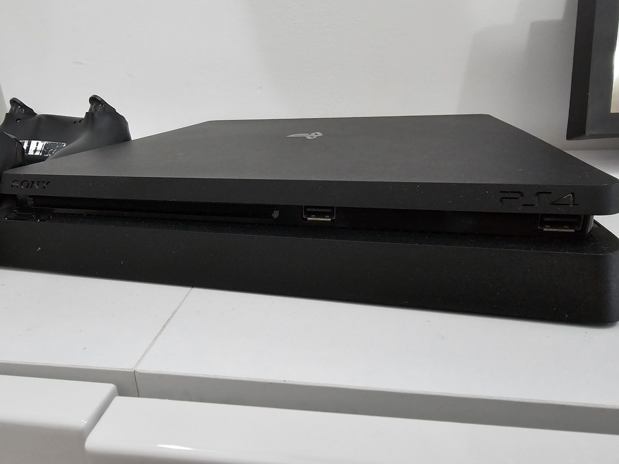 Playstation 4 slim 1TB с 2 контролера