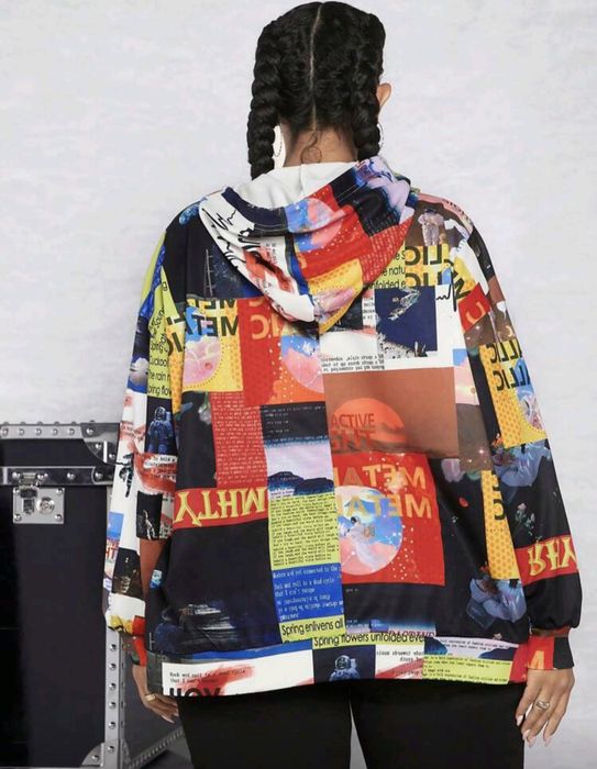 Стилен суичър с качулка и многоцветна щампа – чисто нов, с етикет