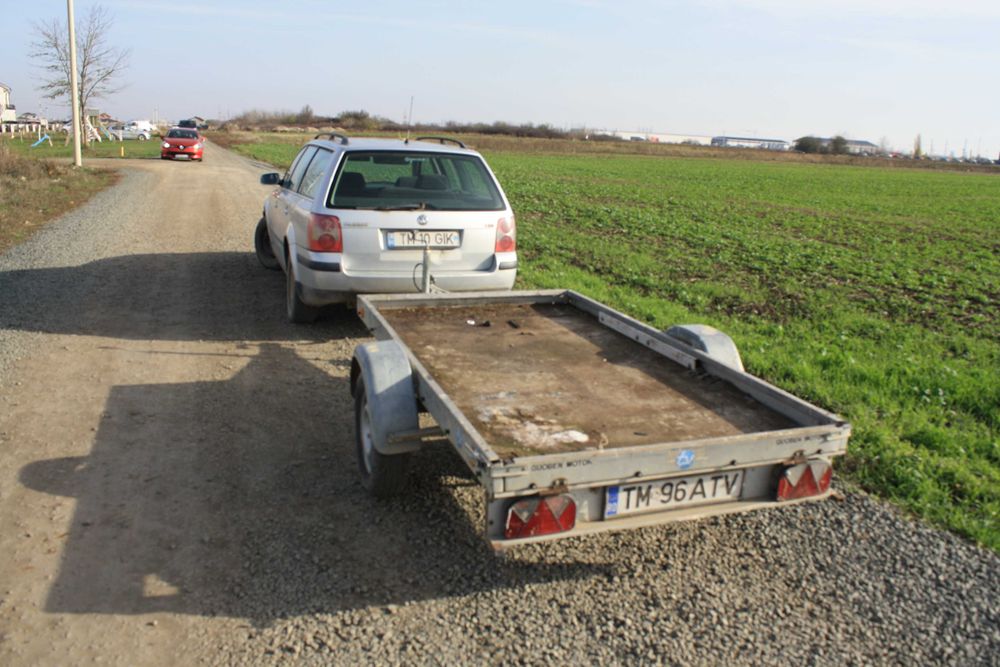 Vand WVPassat 2001, bine întretinut şi remorcă.