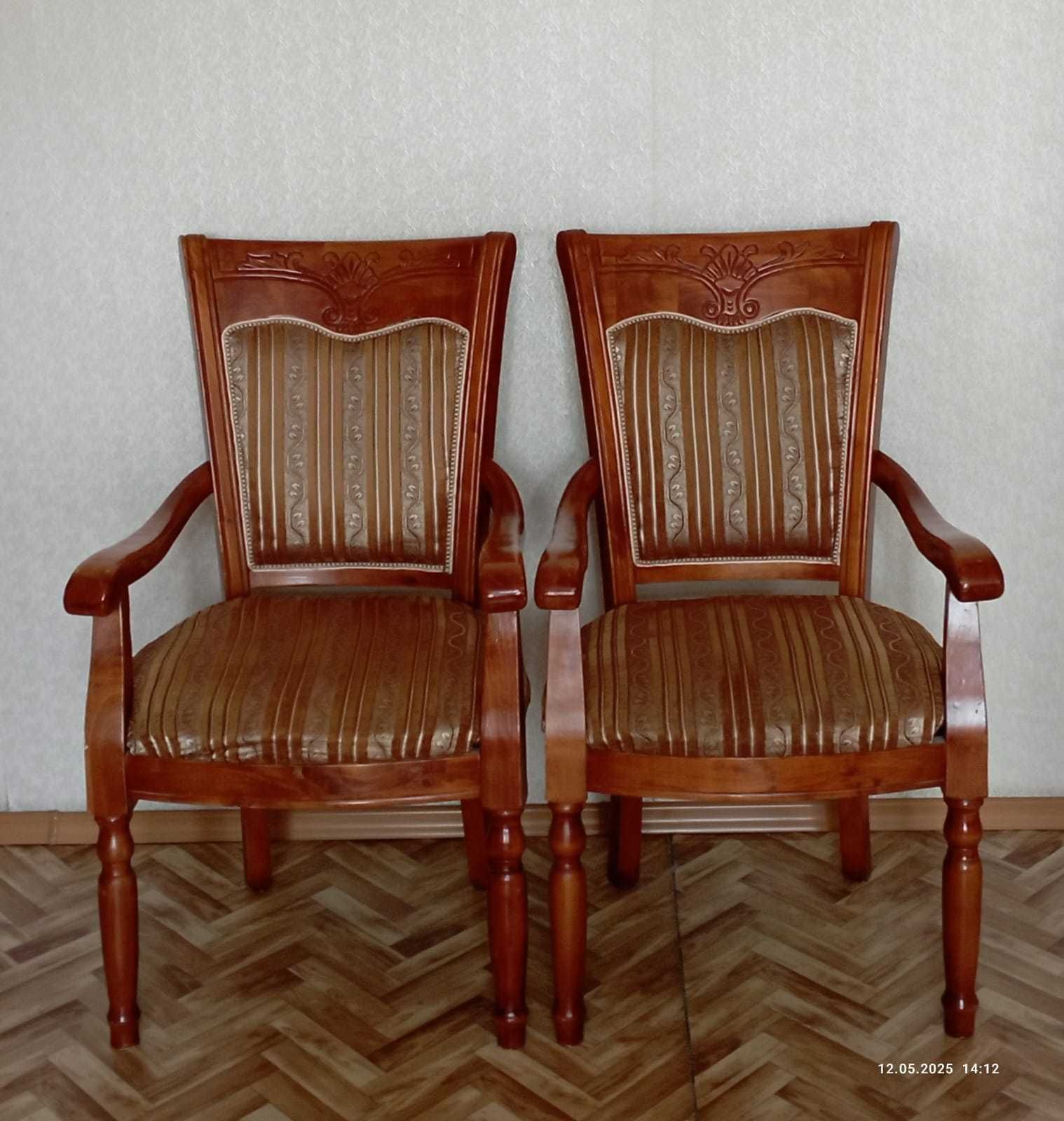 Продам два стула из натурального дерева б/у