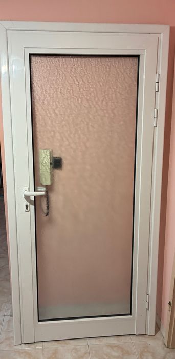 Продавам 6 алуминиеви врати с каси