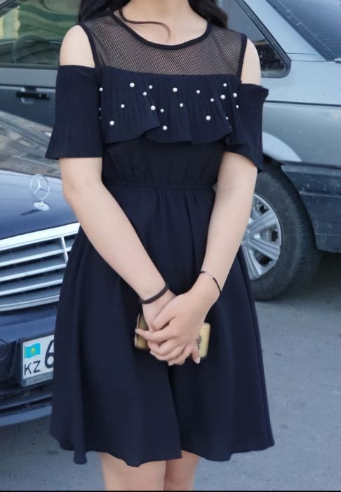 Чёрное платье с открытыми плечами