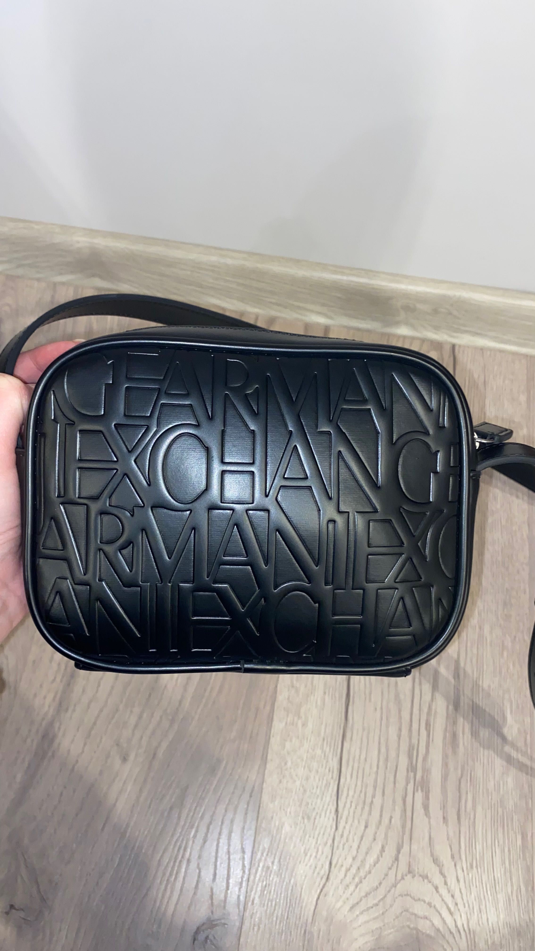 Малка дамска чанта Armani Exchange.