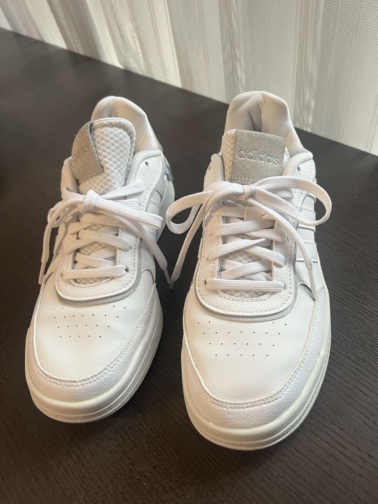 Adidas sneakers white