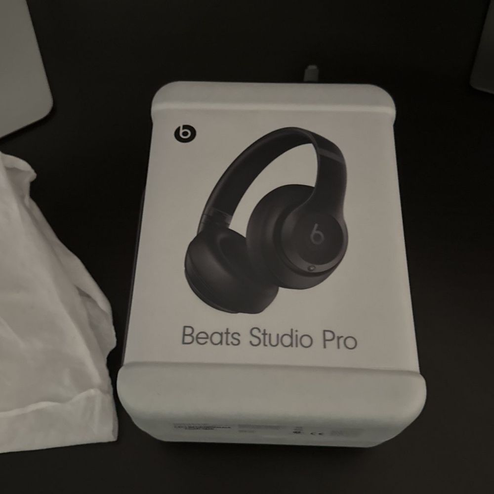 Beats Studio Pro USA Apple Storedan olingan